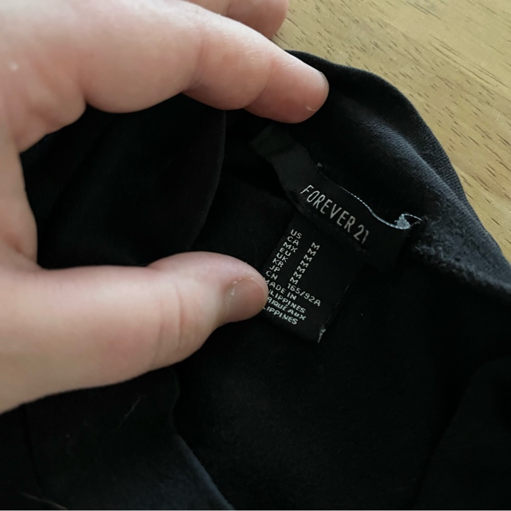 Basic black mock neck sleeveless crop - Picture 2 of 2